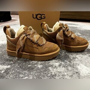 UGG Lowmel sneakers in the Chestnut color Size 6